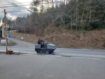 道路をキレイにしています。