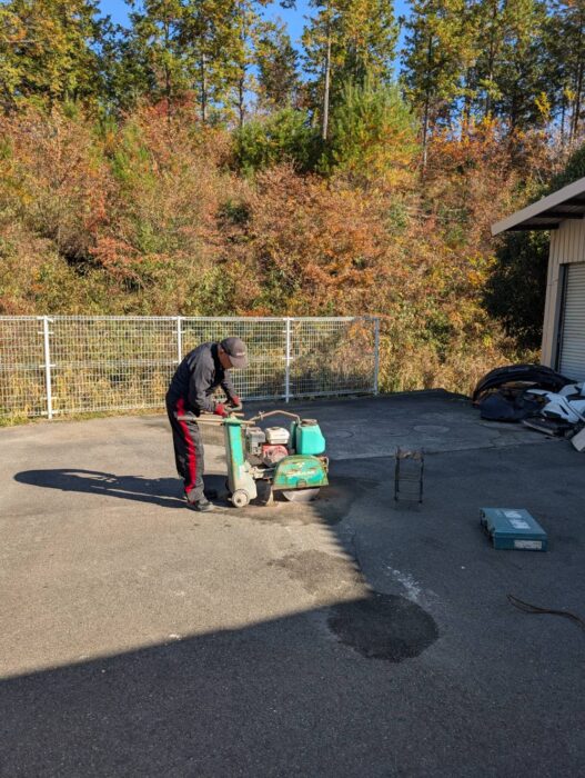 アスファルトを切って